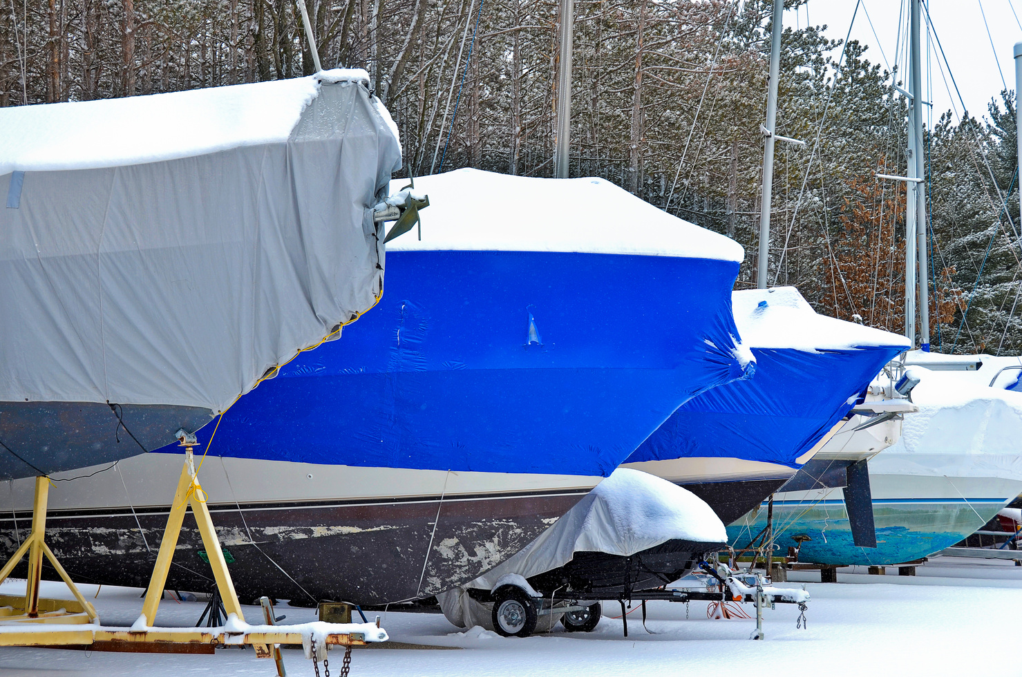 tarpaulin cover boats in winter